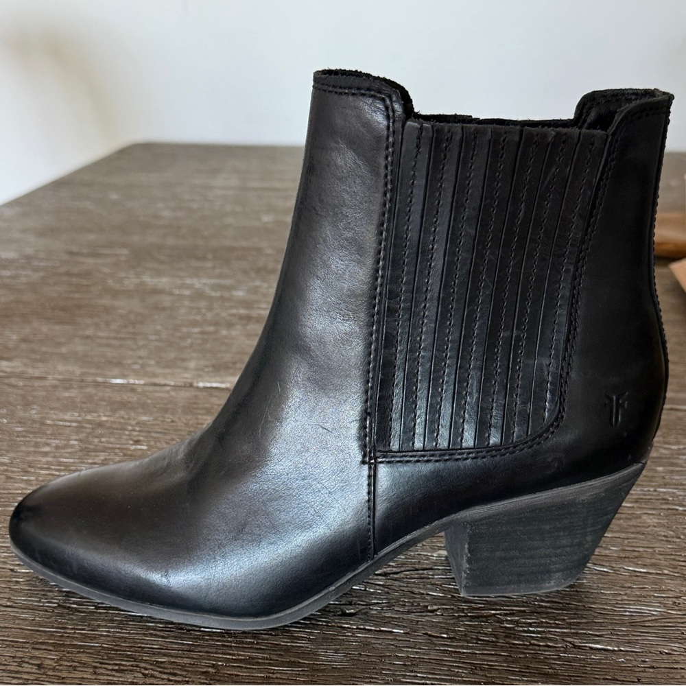 FRYE AND CO. Black Leather Ankle Booties
